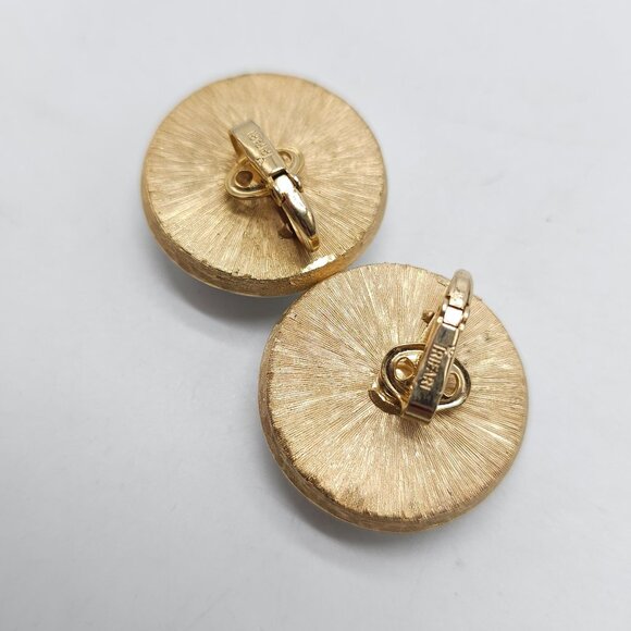 Vintage Trifari White Acrylic Clip On Earrings Gold Tone Round Domed 1 Inch - Picture 4 of 5